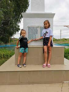 Памятник погибшим односельчанам в Великой Отечественной войне Самарская область, Борский район, деревня Новая Покровка. Евграшина Анна Александровна, май 2020